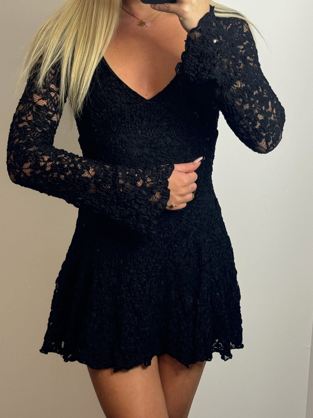 Robe courte manches longues dentelle noire