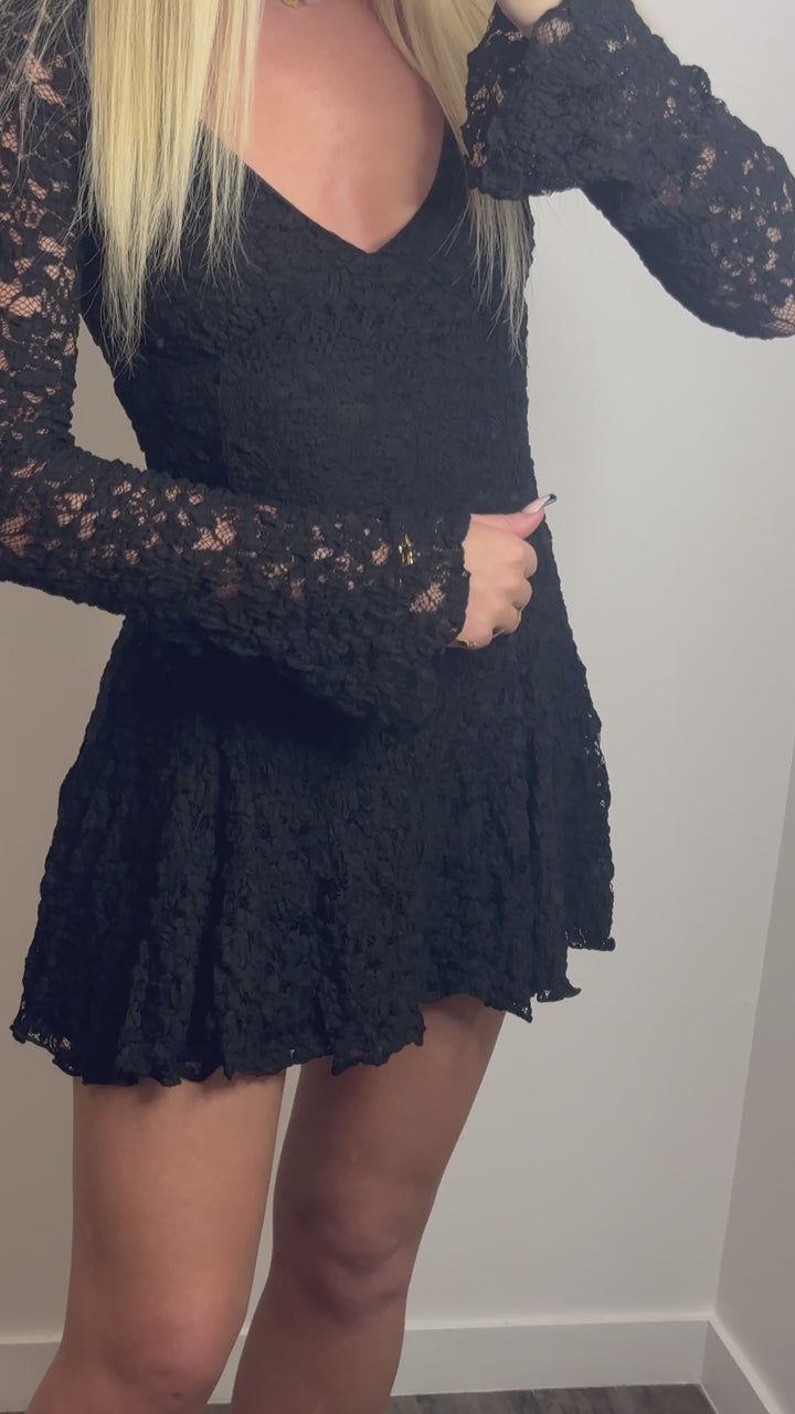 Robe courte manches longues dentelle noire